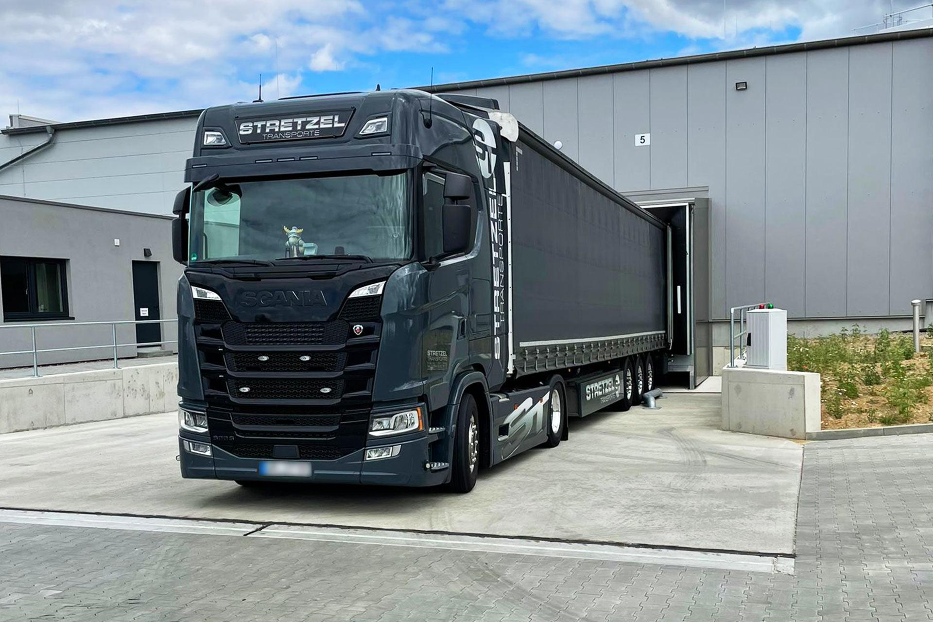 Stretzel Transporte GmbH - Lkw, Lkw-Flotten, Lagerhäuser, Transport von Gütern, Kühlwaren und Getränken sowie Be- und Entladevorgänge, Waschanlage, Reinigung, Fahrzeug