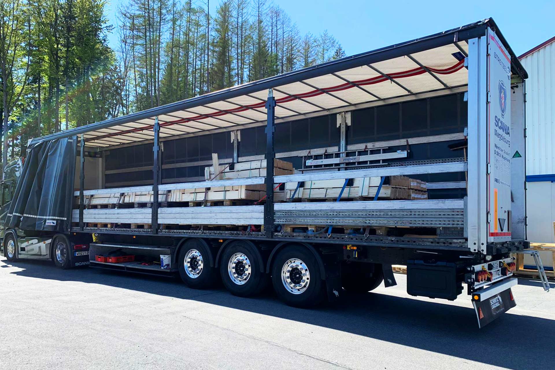 Stretzel Transporte GmbH - Lkw, Lkw-Flotten, Lagerhäuser, Transport von Gütern, Kühlwaren und Getränken sowie Be- und Entladevorgänge, Waschanlage, Reinigung, Fahrzeug