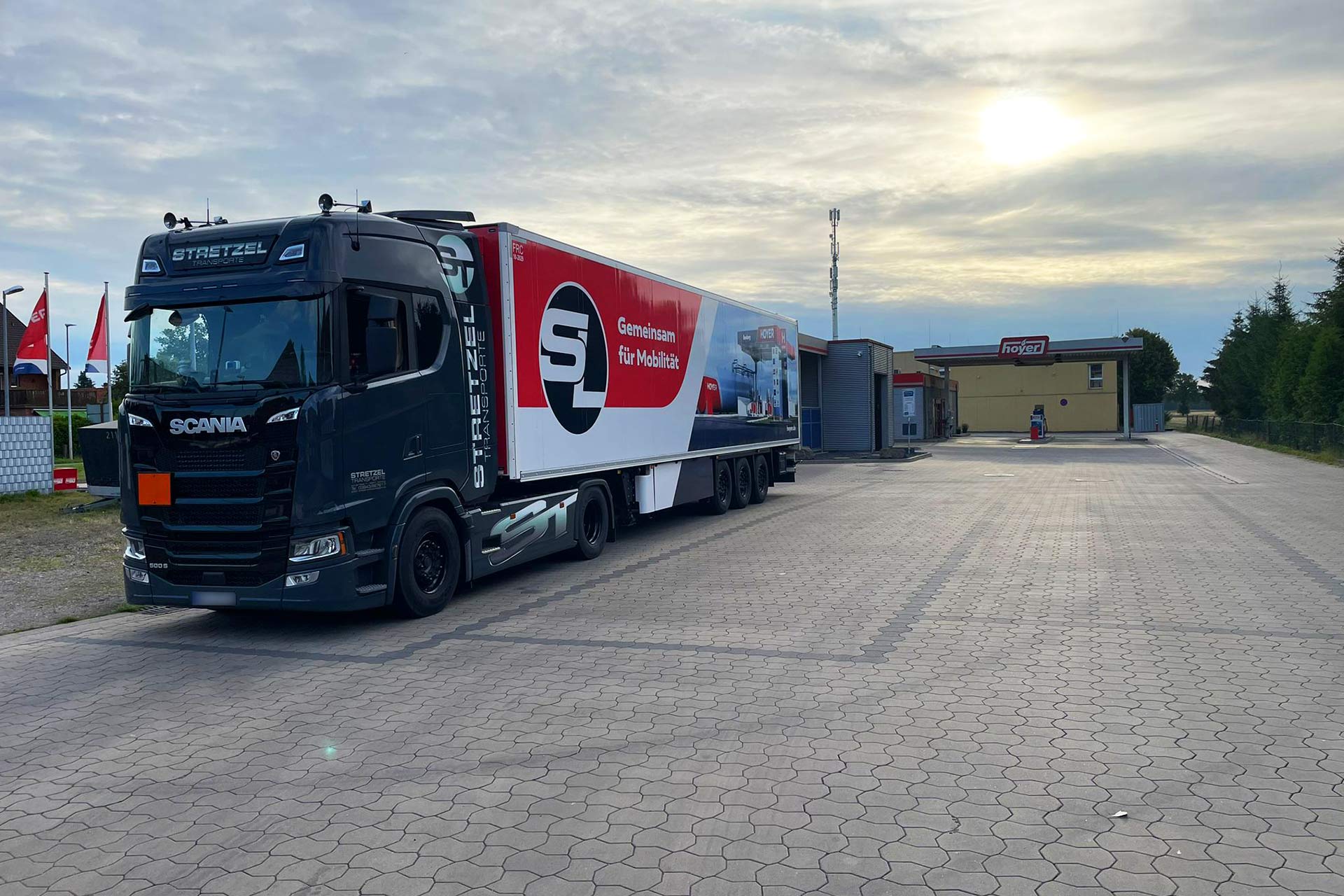 Stretzel Transporte GmbH - Lkw, Lkw-Flotten, Lagerhäuser, Transport von Gütern, Kühlwaren und Getränken sowie Be- und Entladevorgänge, Waschanlage, Reinigung, Fahrzeug