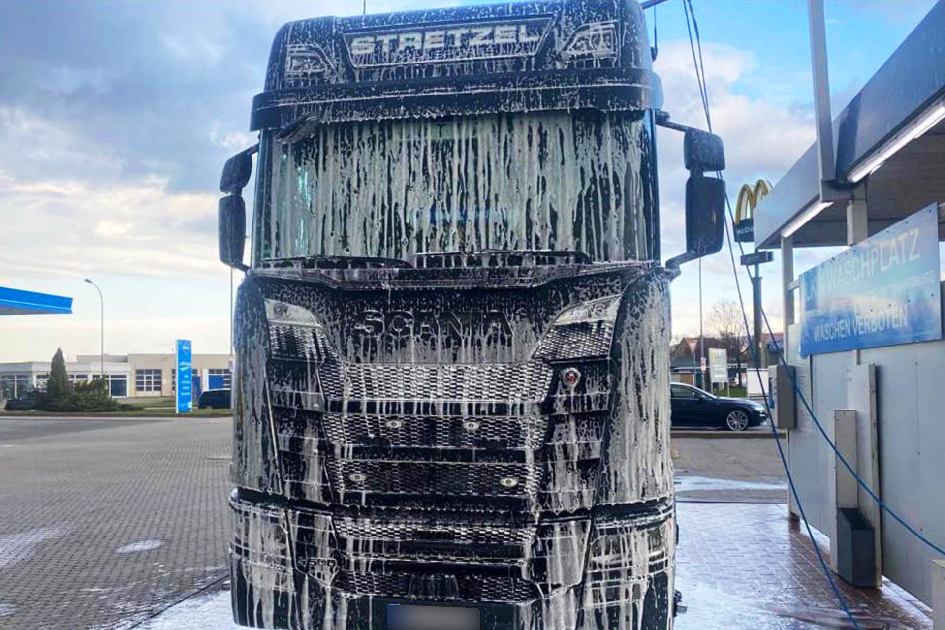 Stretzel Transporte GmbH - Lkw, Lkw-Flotten, Lagerhäuser, Transport von Gütern, Kühlwaren und Getränken sowie Be- und Entladevorgänge, Waschanlage, Reinigung, Fahrzeug