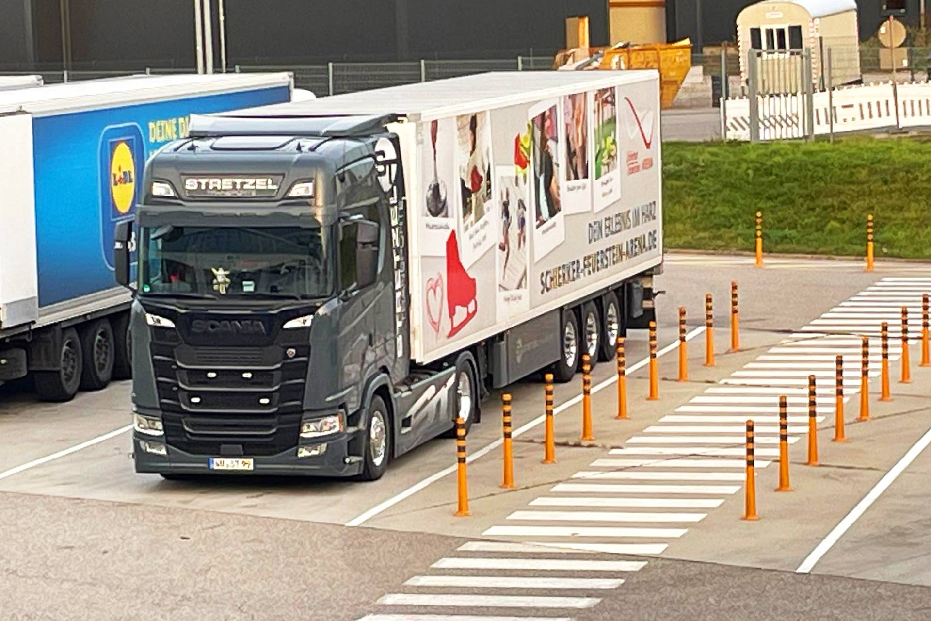Stretzel Transporte GmbH - Lkw, Lkw-Flotten, Lagerhäuser, Transport von Gütern, Kühlwaren und Getränken sowie Be- und Entladevorgänge, Waschanlage, Reinigung, Fahrzeug